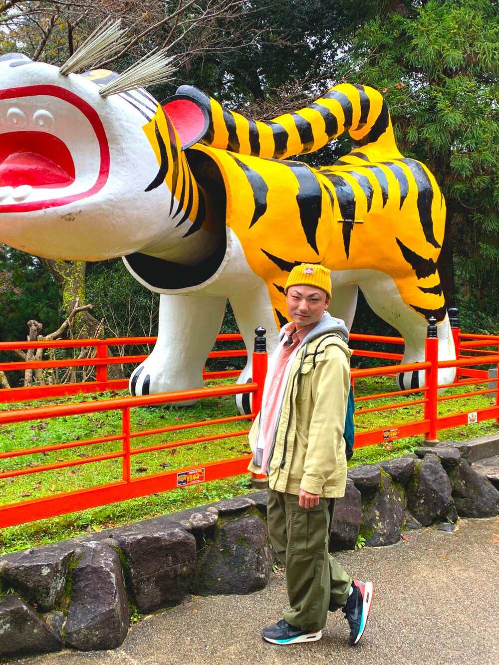 グリーン系のカーゴパンツ、その他のスニーカー、ピンク系のシャツ/ブラウスを着用したメンズの秋コーディネートの5枚目の写真