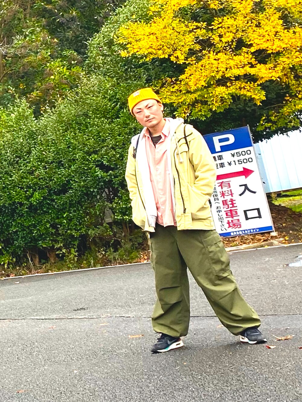 グリーン系のカーゴパンツ、その他のスニーカー、ピンク系のシャツ/ブラウスを着用したメンズの秋コーディネートの3枚目の写真