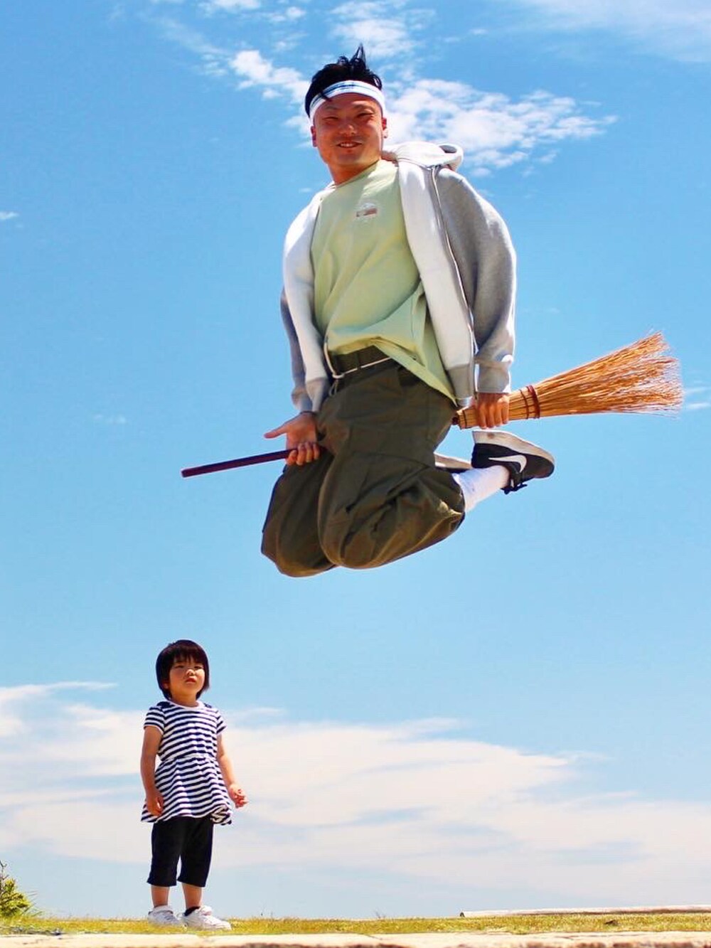 グリーン系のカーゴパンツ、ブラック系のスニーカー、グリーン系のTシャツ/カットソーを着用したメンズの夏コーディネートの3枚目の写真