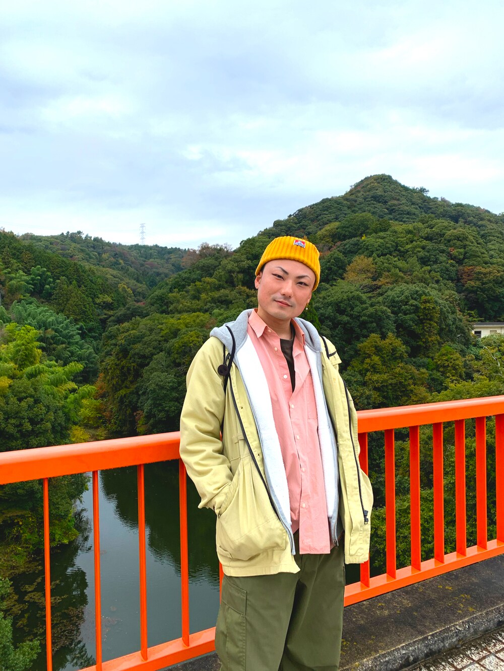 グリーン系のカーゴパンツ、その他のスニーカー、ピンク系のシャツ/ブラウスを着用したメンズの秋コーディネートの4枚目の写真