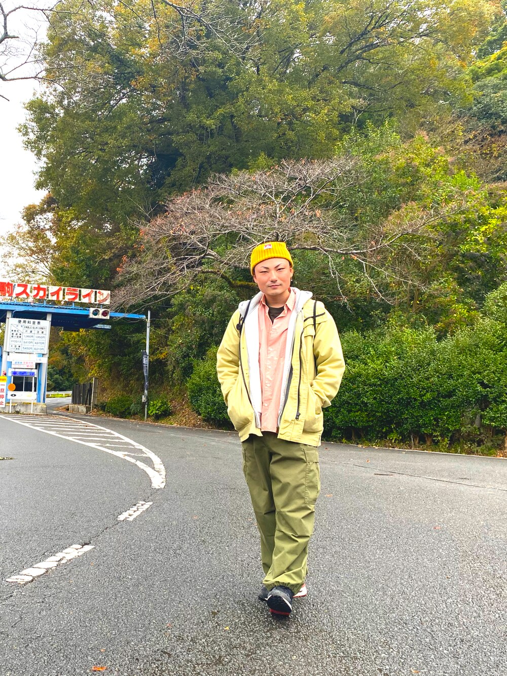 グリーン系のカーゴパンツ、その他のスニーカー、ピンク系のシャツ/ブラウスを着用したメンズの秋コーディネートの2枚目の写真