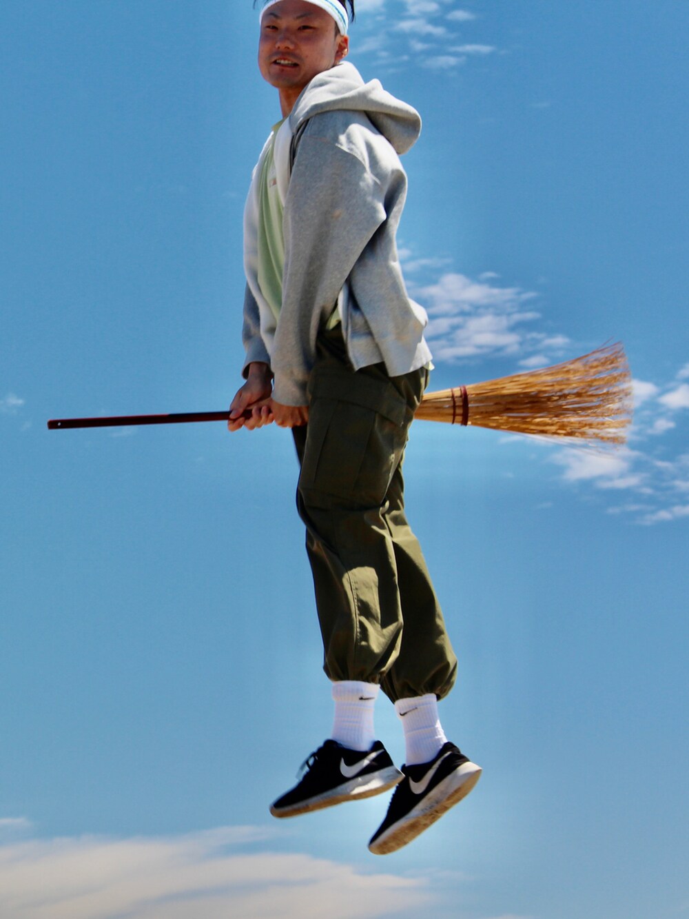 グリーン系のカーゴパンツ、ブラック系のスニーカー、グリーン系のTシャツ/カットソーを着用したメンズの夏コーディネートの4枚目の写真