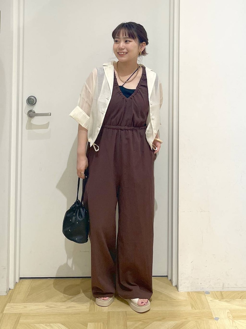 「体型カバー、カジュアル、低身長、ローリーズスタイル_LOWRYS FARM、LOWRYS FARM、大人女子カジュアル_LOWRYS FARM、大人カジュアル、夏コーデ」｜「LOWRYS FARMのシアーショートシャツＳＳ＊ 103376（シャツ/ブラウス、ホワイト系）」を使った、ayaさん（レディース・153cm）の夏コーディネートの2枚目の写真