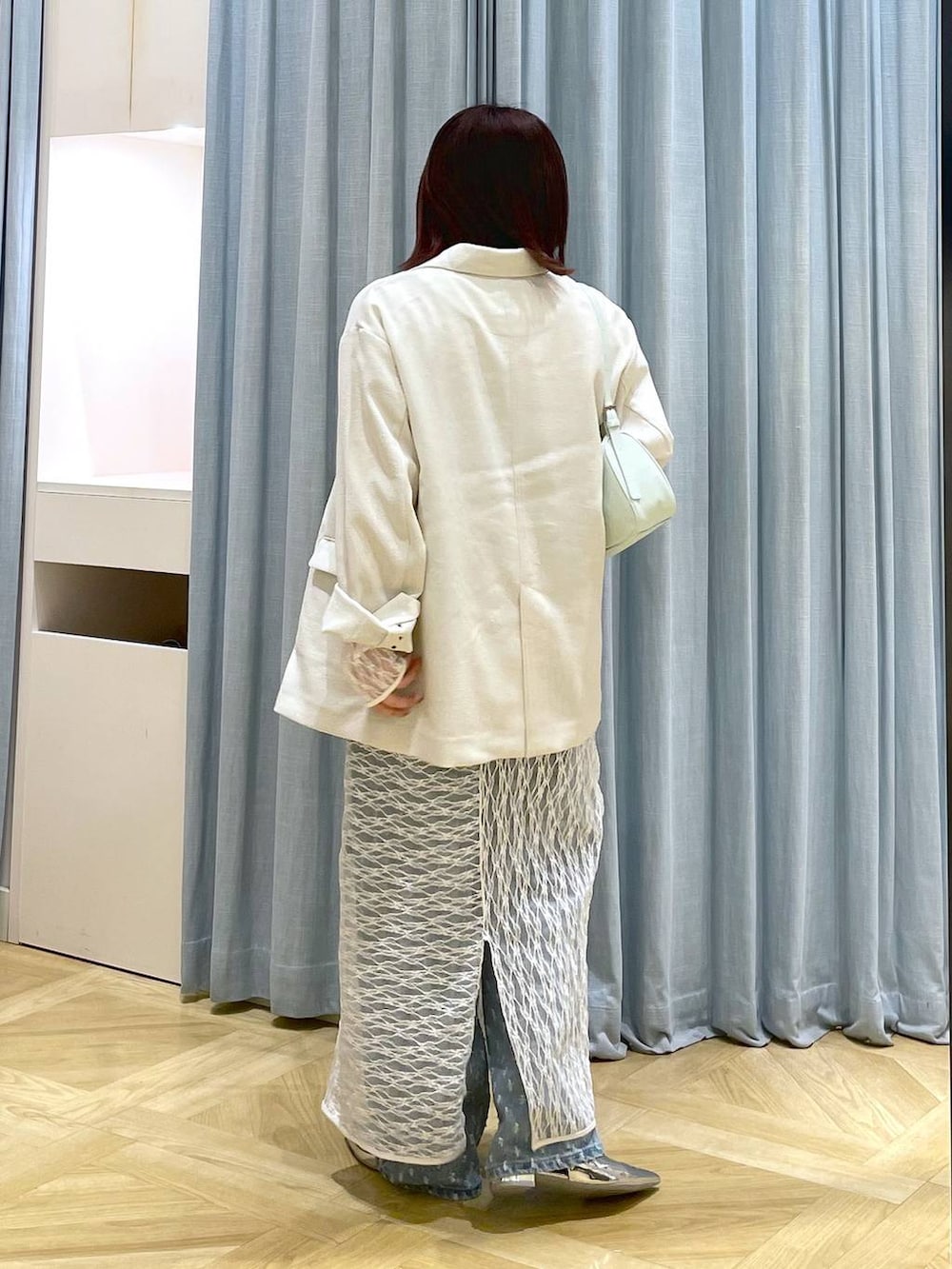「体型カバー、カジュアル、低身長、LOWRYS FARM、ローリーズスタイル_LOWRYS FARM、大人女子カジュアル_LOWRYS FARM、大人カジュアル、春コーデ」|「LOWRYS FARMのホップサックダブルジャケット 243336(テーラードジャケット、ホワイト系)」を使った、ayaさん(レディース・153cm)の春コーディネートの4枚目の写真