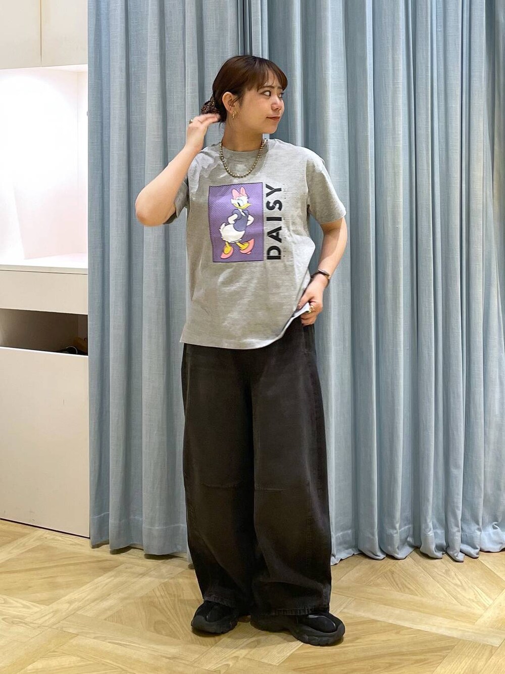 ブラック系のデニムパンツ、グレー系のTシャツ/カットソーを着用したレディースの春コーディネートの2枚目の写真