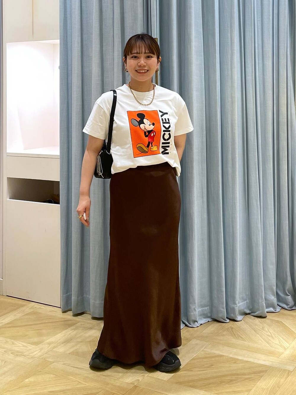 ブラック系のトートバッグ、ホワイト系のTシャツ/カットソーを着用したレディースの春コーディネートの2枚目の写真