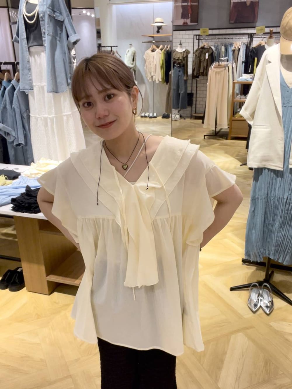 シルバー系のスニーカー、ブラック系のその他パンツ、ホワイト系のシャツ/ブラウスを着用したレディースの春コーディネートの3枚目の写真