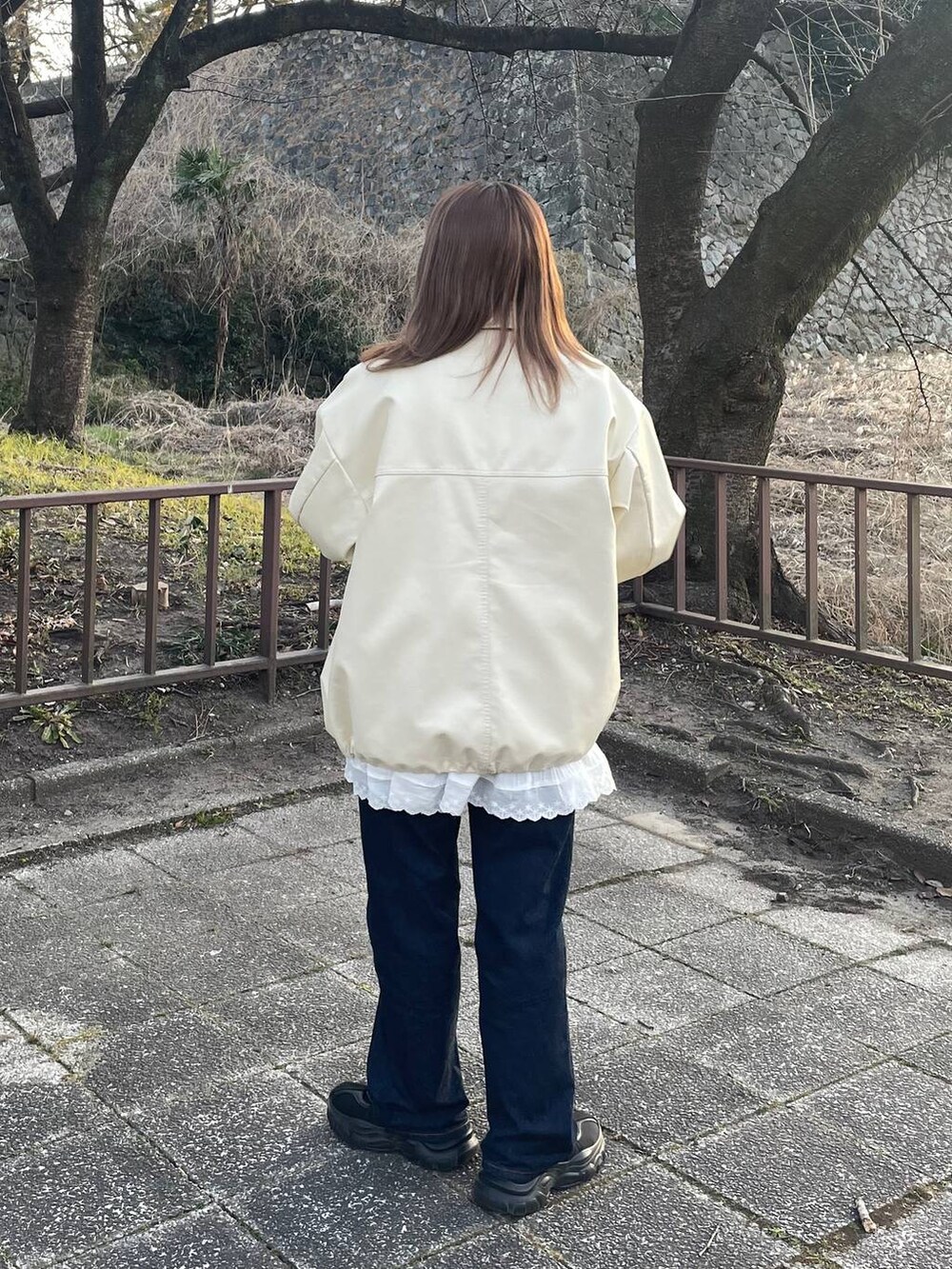 「体型カバー、カジュアル、低身長、LOWRYS FARM、ローリーズスタイル_LOWRYS FARM、大人女子カジュアル_LOWRYS FARM、大人カジュアル」｜「LOWRYS FARMのレザードロストＺＩＰブルゾン　289011（ブルゾン、ホワイト系）」を使った、ayaさん（レディース・153cm）の冬コーディネートの3枚目の写真