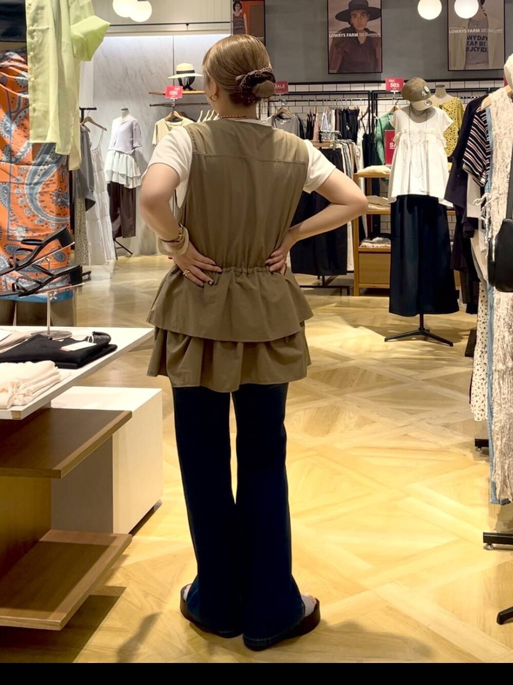 ホワイト系のTシャツ/カットソー、シルバー系のサンダル、ブルー系のデニムパンツを着用したレディースの夏コーディネートの3枚目の写真