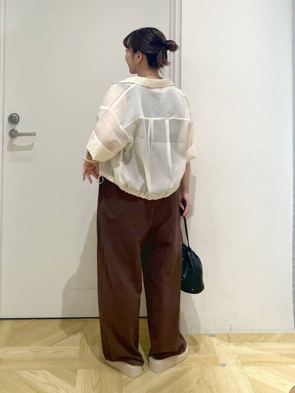 「体型カバー、カジュアル、低身長、ローリーズスタイル_LOWRYS FARM、LOWRYS FARM、大人女子カジュアル_LOWRYS FARM、大人カジュアル、夏コーデ」｜「LOWRYS FARMのシアーショートシャツＳＳ＊ 103376（シャツ/ブラウス、ホワイト系）」を使った、ayaさん（レディース・153cm）の夏コーディネートの3枚目の写真