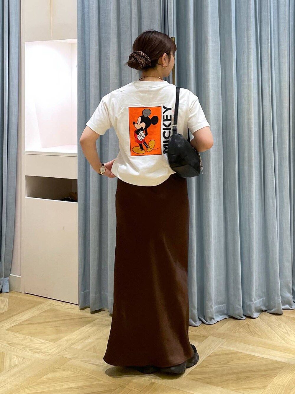 ブラック系のトートバッグ、ホワイト系のTシャツ/カットソーを着用したレディースの春コーディネートの3枚目の写真