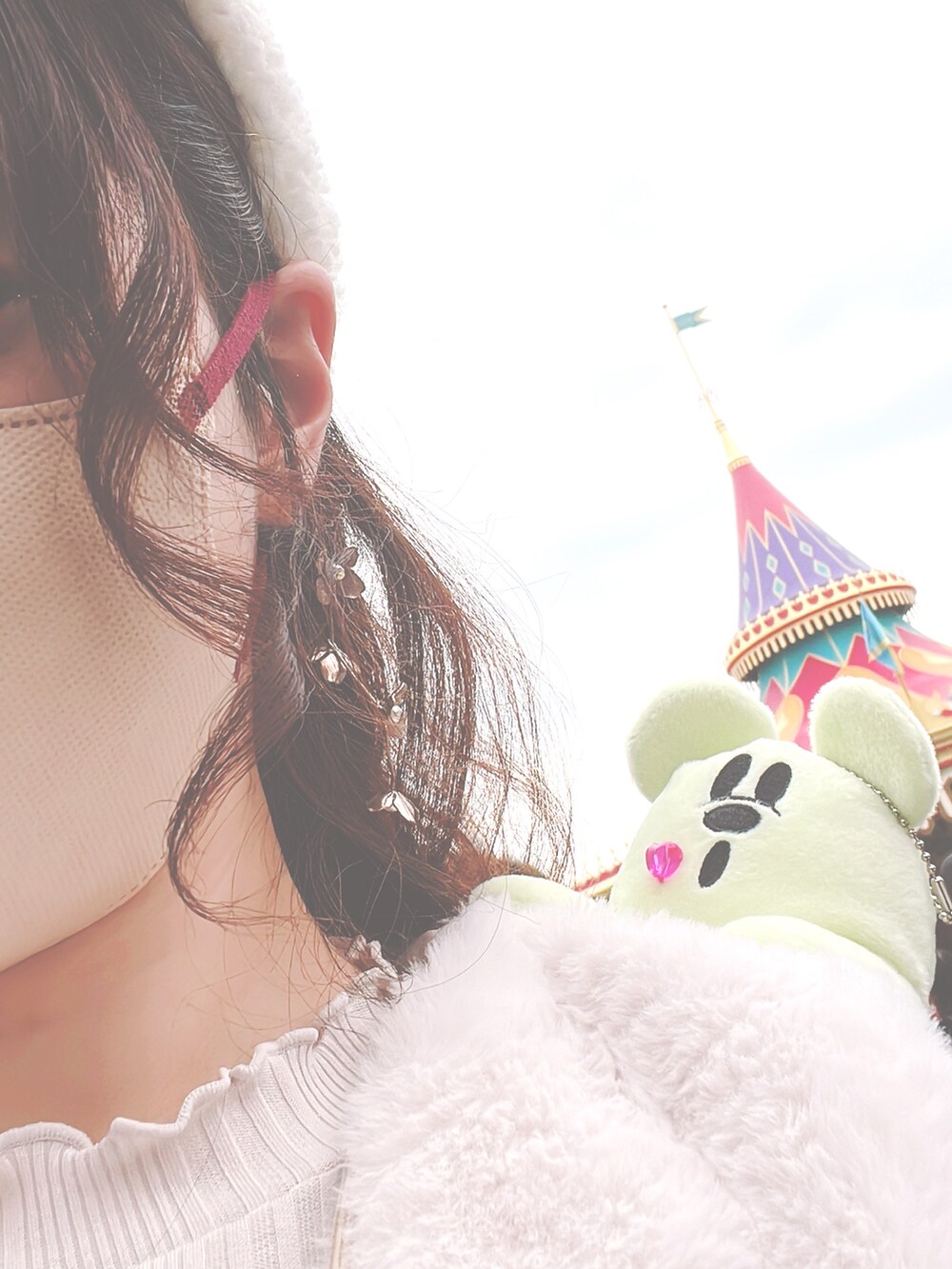 「ディズニー、ディズニーコーデ、ディズニーランド、futierland、マーメイドスカート、マーメイドワンピース、キャミワンピ、グレージュ、ファーベスト、ファー小物、しまむら、helm、淡色女子、淡色コーデ、プチプラ」｜「しまむらのアイテム（Tシャツ/カットソー、ホワイト系）」を使った、a-chan*さん（レディース・155cm）の秋コーディネートの3枚目の写真
