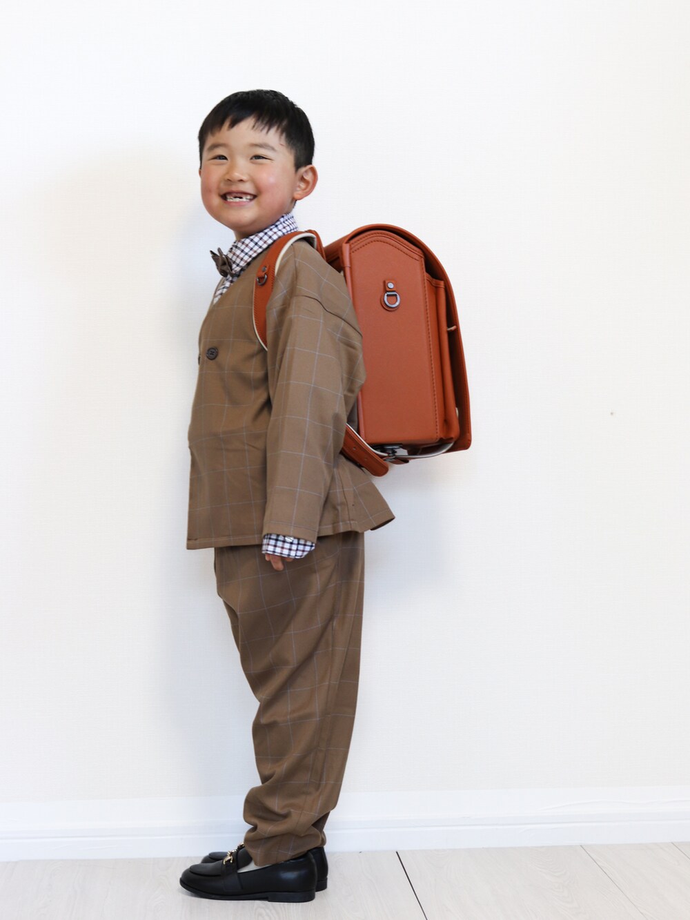 その他のスーツセット、ブラウン系のシャツ/ブラウス、ブラウン系の蝶ネクタイを着用したキッズの春コーディネートの3枚目の写真