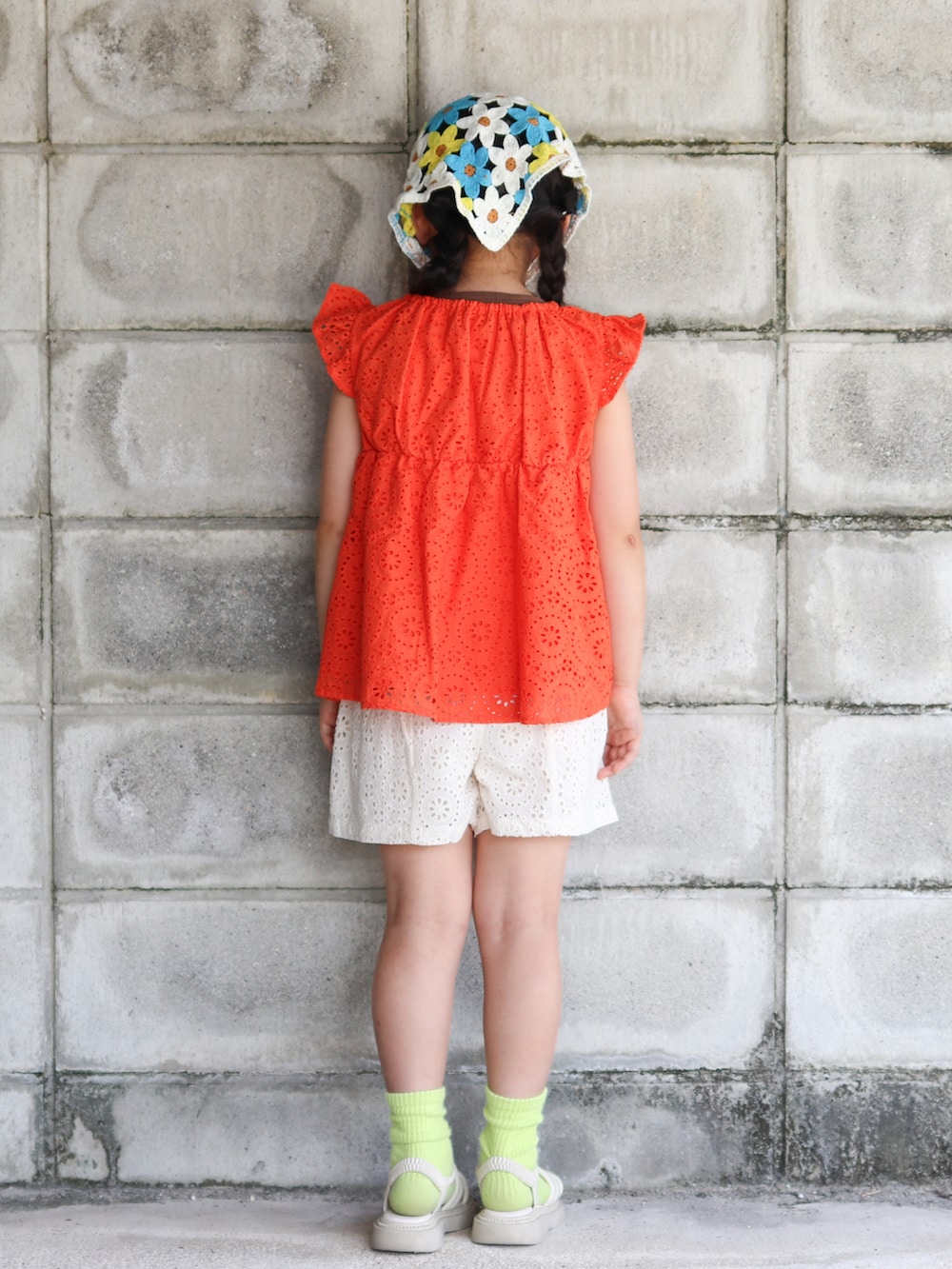 オレンジ系のシャツ/ブラウス、ホワイト系のその他パンツ、ベージュ系のサンダルを着用したキッズの夏コーディネートの3枚目の写真