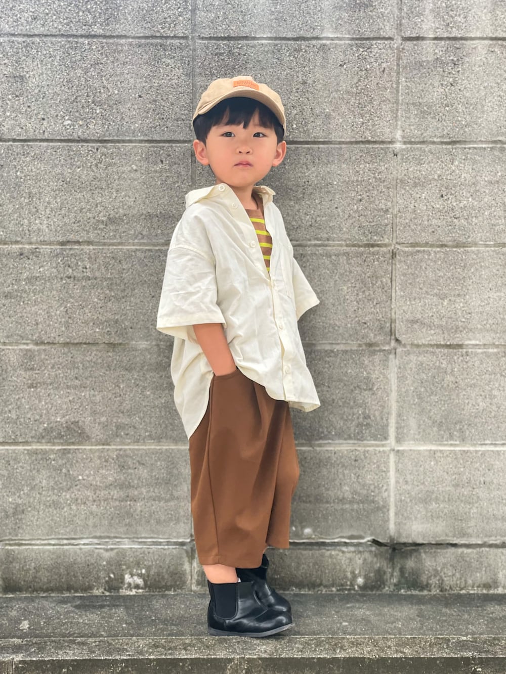 ホワイト系のシャツ/ブラウス、ブラウン系のTシャツ/カットソー、ブラウン系のパンツを着用したキッズの秋コーディネートの3枚目の写真