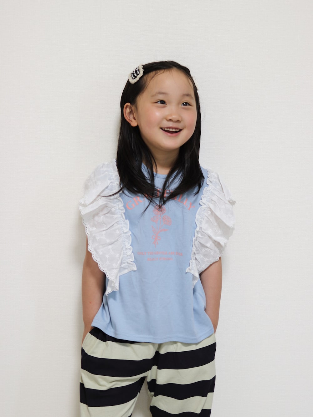 ブルー系のTシャツ/カットソー、ブラック系のその他パンツ、シルバー系のサンダルを着用したキッズの夏コーディネートの4枚目の写真