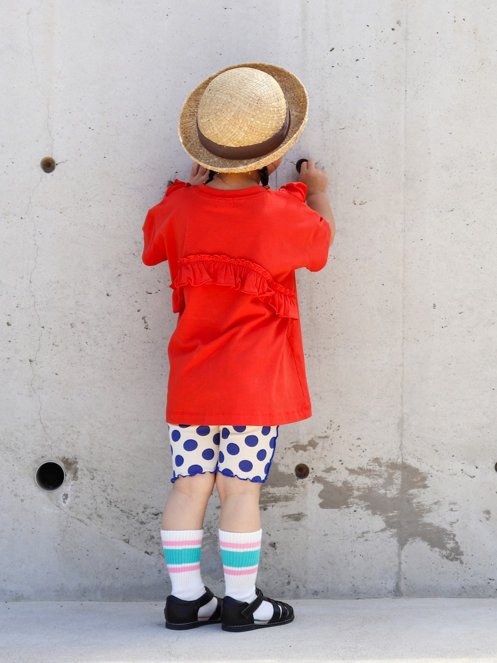 レッド系のTシャツ/カットソー、ブルー系のその他パンツ、ブラック系のサンダルを着用したキッズの夏コーディネートの2枚目の写真