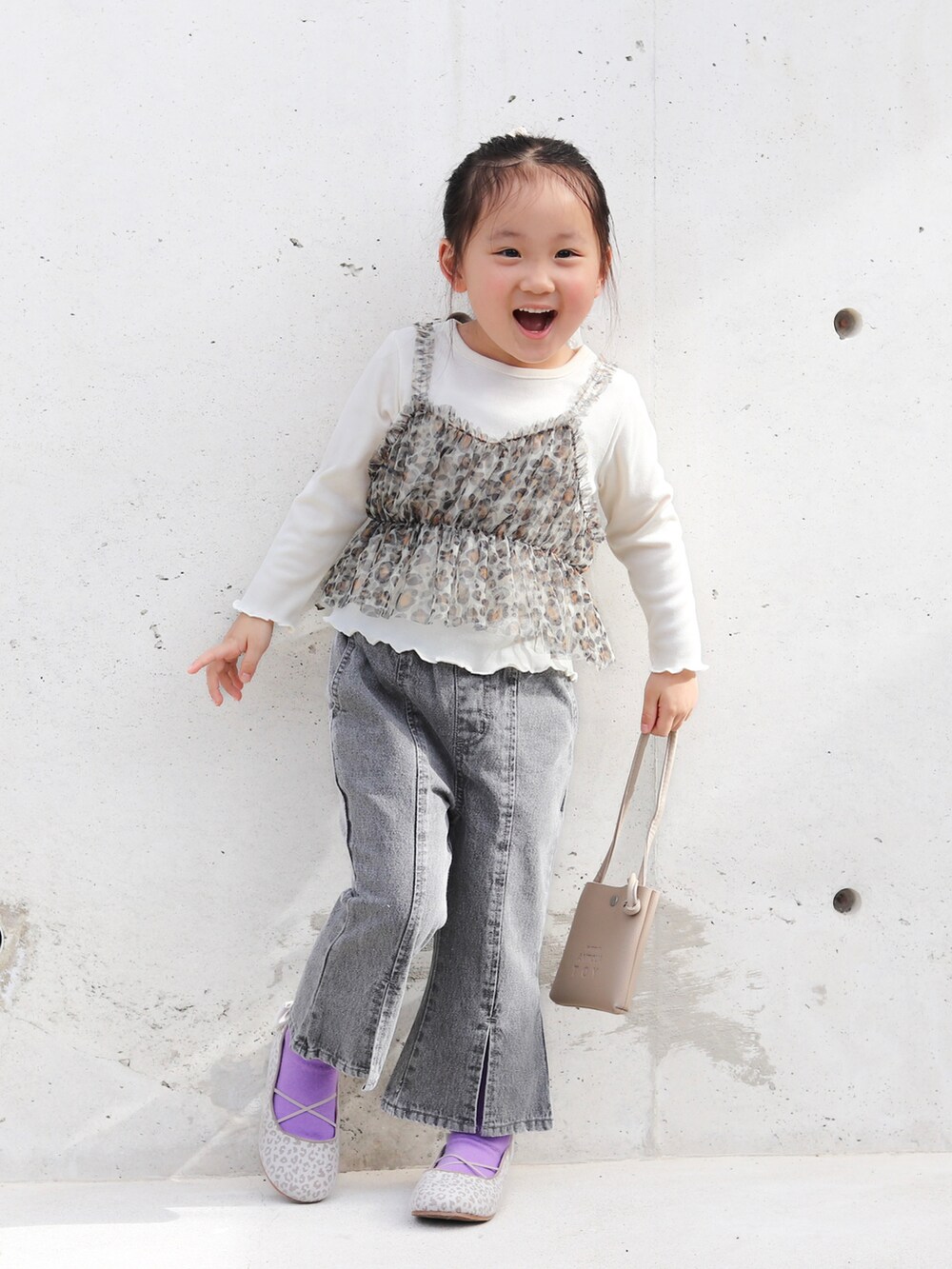 ホワイト系のTシャツ/カットソー、ブラック系のデニムパンツ、ベージュ系のバレエシューズを着用したキッズの冬コーディネートの5枚目の写真