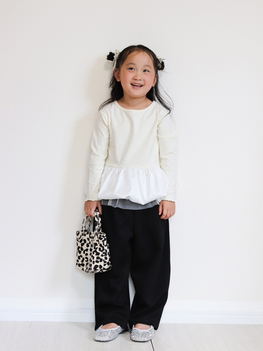 レッド系のスニーカー、ホワイト系のTシャツ/カットソー、ブラック系のスウェットパンツを着用したキッズの夏コーディネートの5枚目の写真