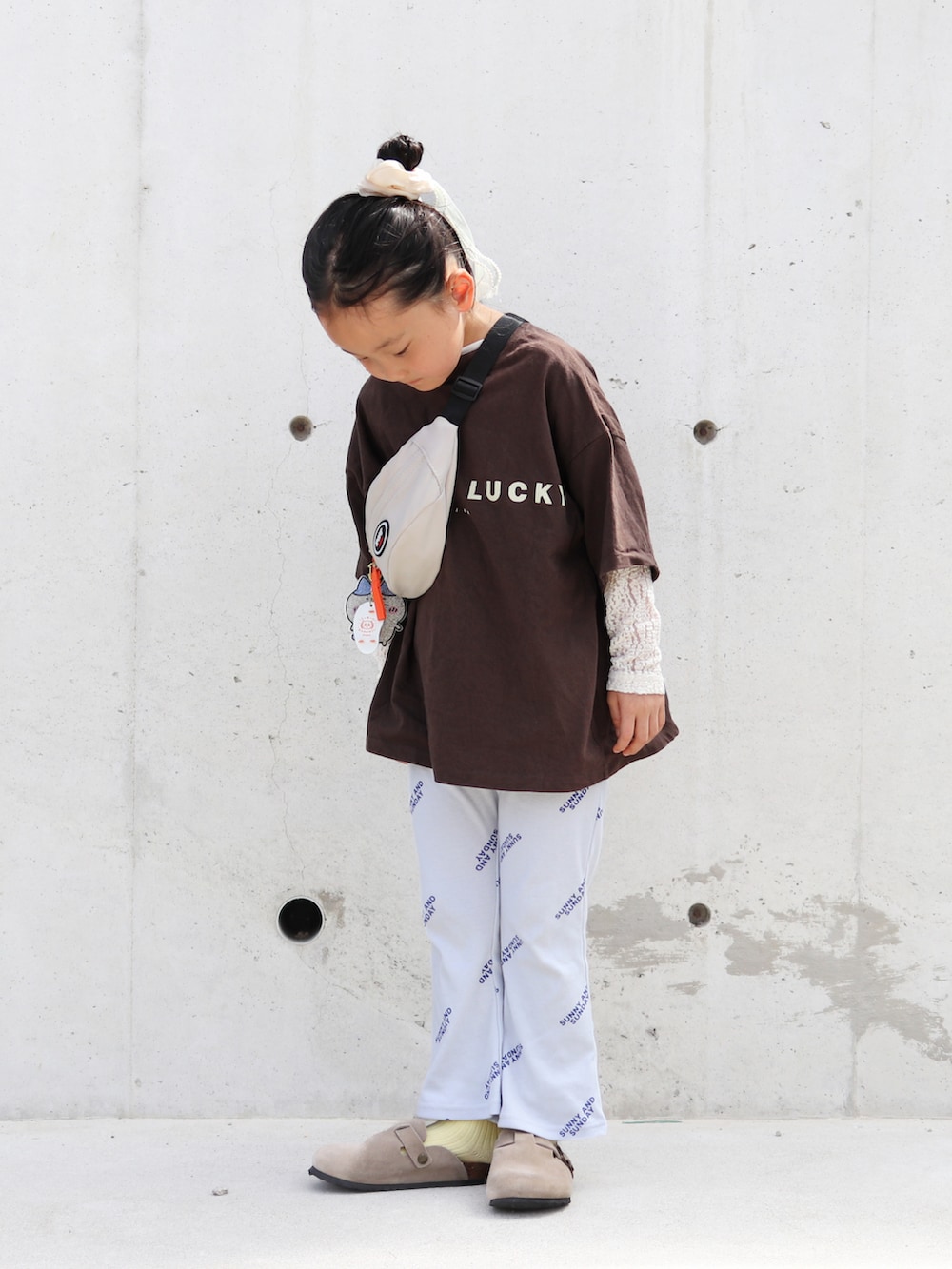ホワイト系のTシャツ/カットソー、ホワイト系のボディバッグ/ウエストポーチ、ブラウン系のTシャツ/カットソーを着用したキッズの夏コーディネートの3枚目の写真