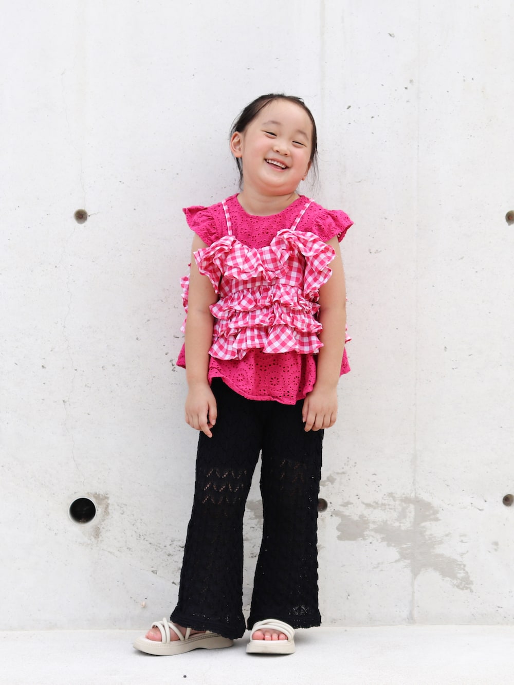 ピンク系のキャミソール、ブラック系のその他パンツ、ピンク系のシャツ/ブラウスを着用したキッズの夏コーディネートの2枚目の写真