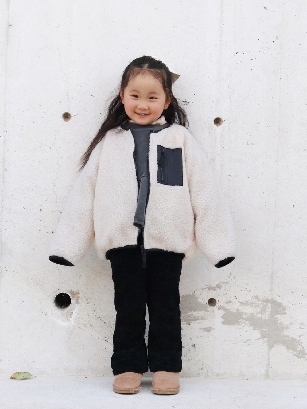 ホワイト系のその他アウター、グレー系のスウェット、ホワイト系のTシャツ/カットソーを着用したキッズの冬コーディネートの3枚目の写真