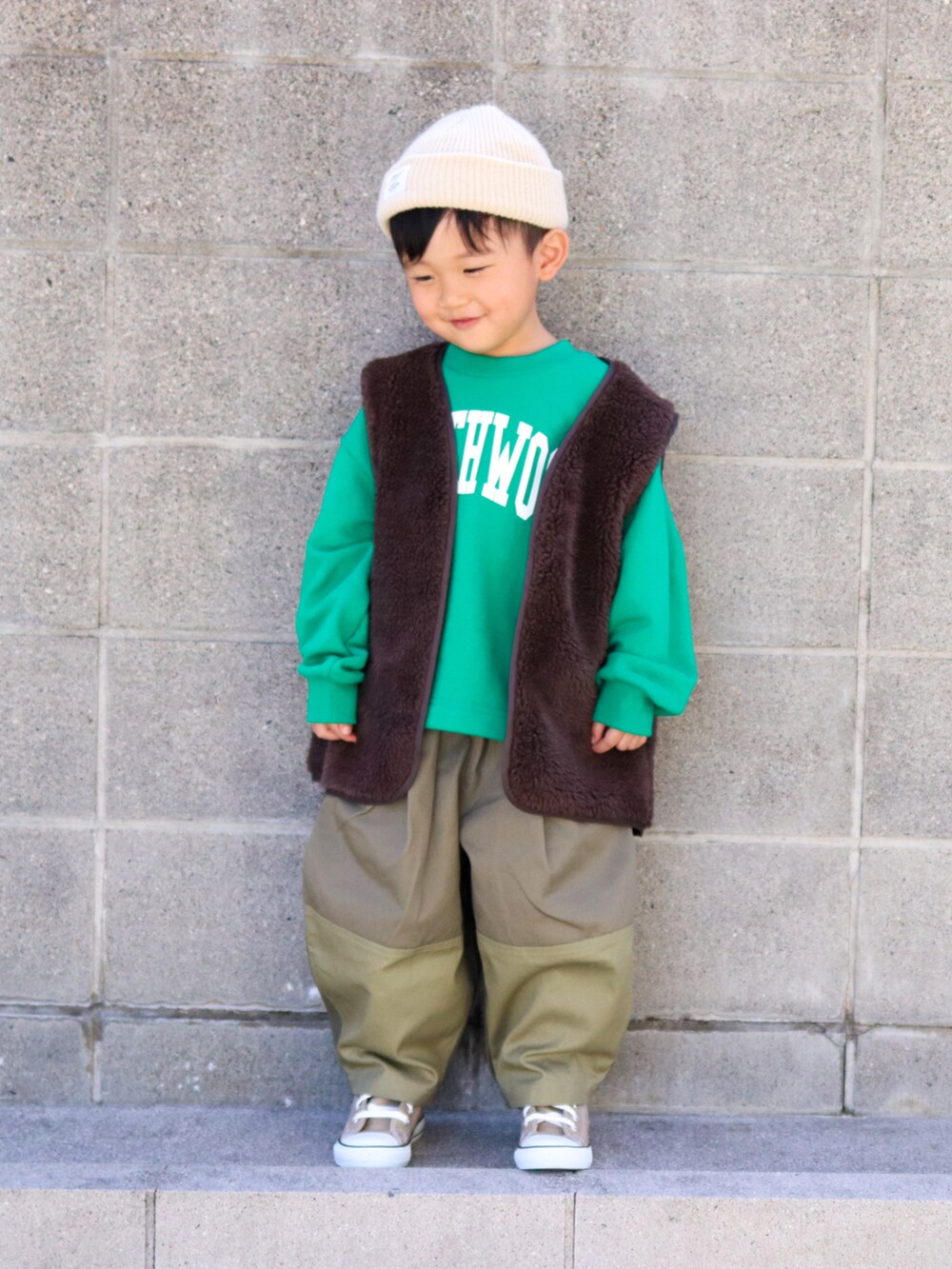 グリーン系のスウェット、グリーン系のその他パンツ、ベージュ系のスニーカーを着用したキッズの秋コーディネートの2枚目の写真