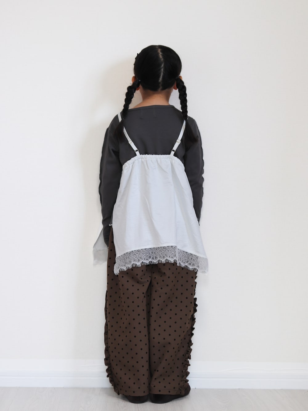ホワイト系のTシャツ/カットソー、ブラウン系のその他パンツ、ブラウン系のシューズを着用したキッズの秋コーディネートの5枚目の写真