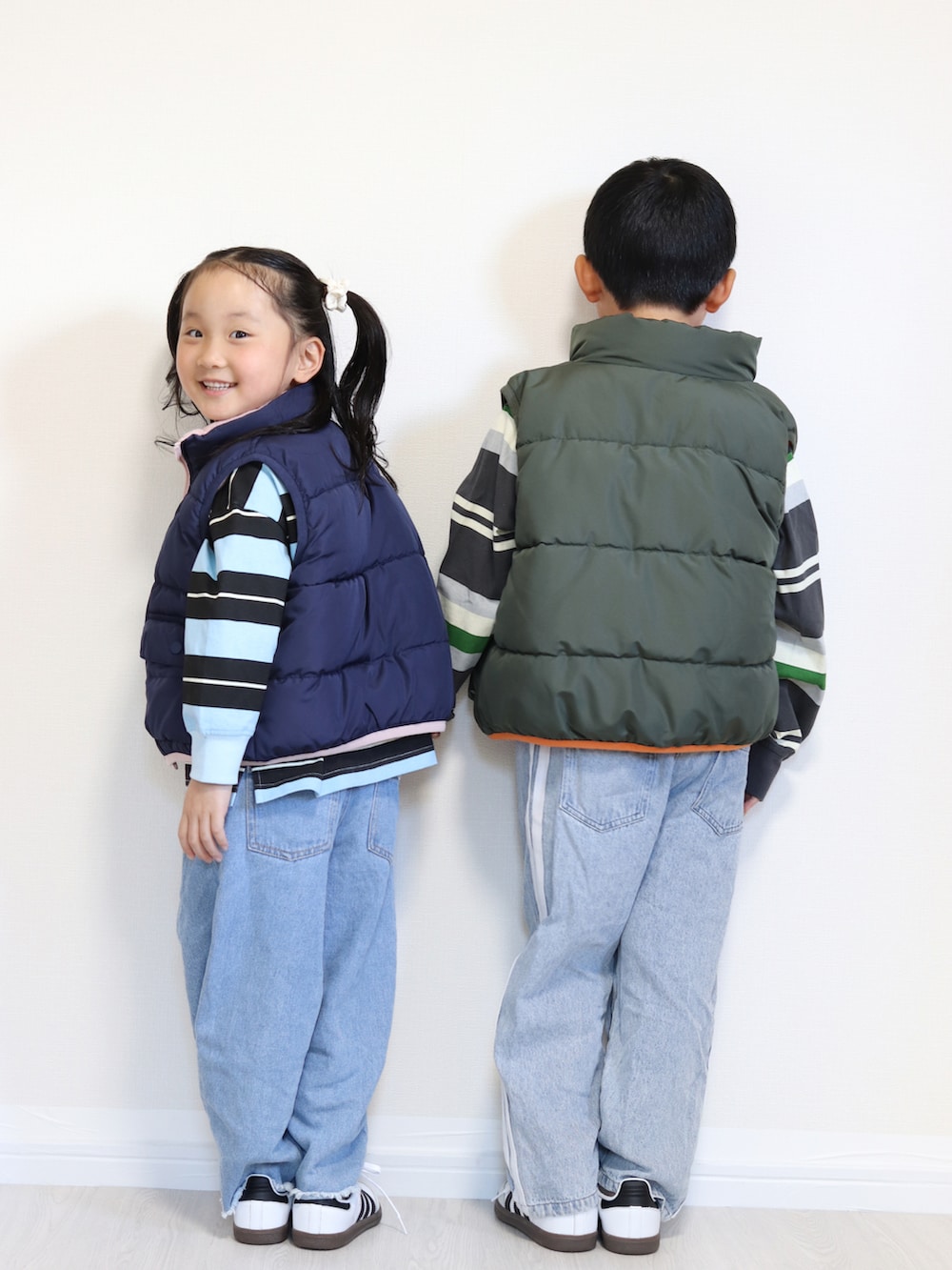 ホワイト系のスニーカー、ホワイト系のスニーカー、ブルー系のTシャツ/カットソーを着用したキッズの秋コーディネートの4枚目の写真