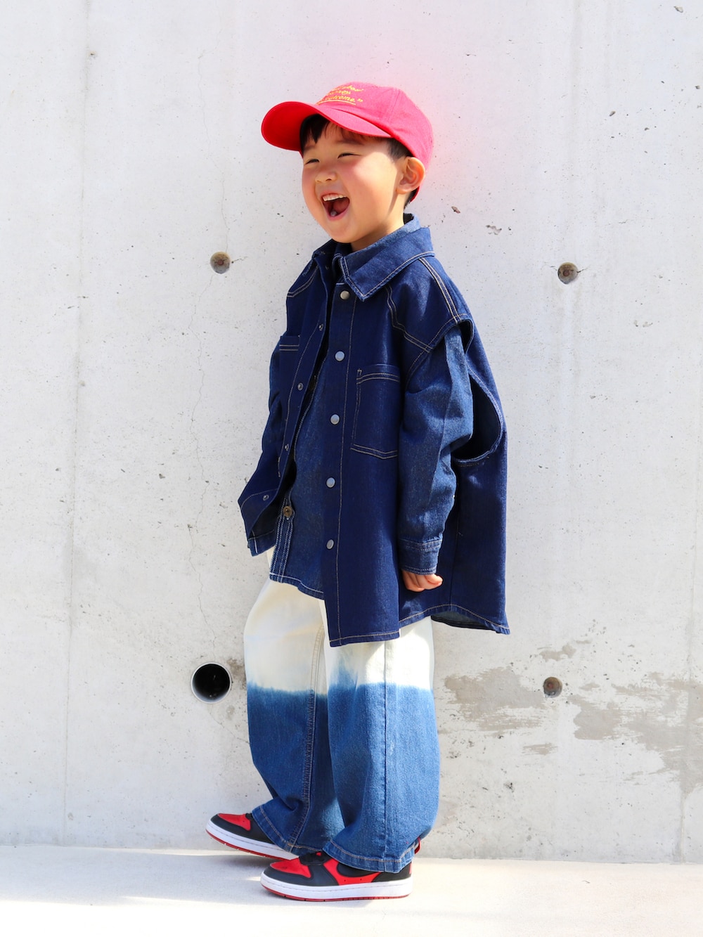 ブルー系のシャツ/ブラウス、ブルー系のベスト、ブルー系のデニムパンツを着用したキッズの春コーディネートの2枚目の写真