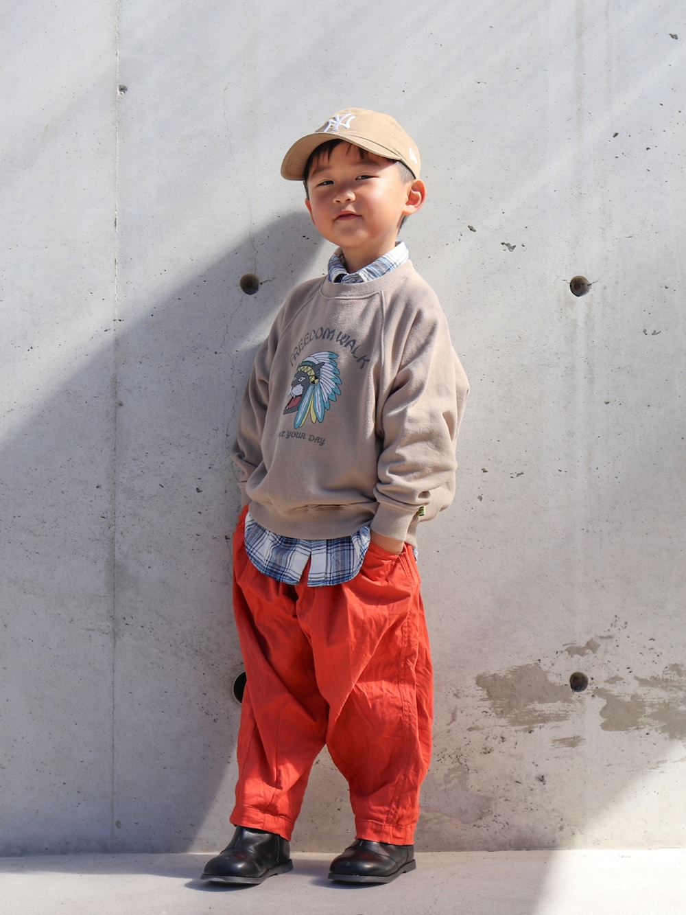 ブラウン系のスウェット、ブルー系のシャツ/ブラウス、オレンジ系のその他パンツを着用したキッズの秋コーディネートの2枚目の写真