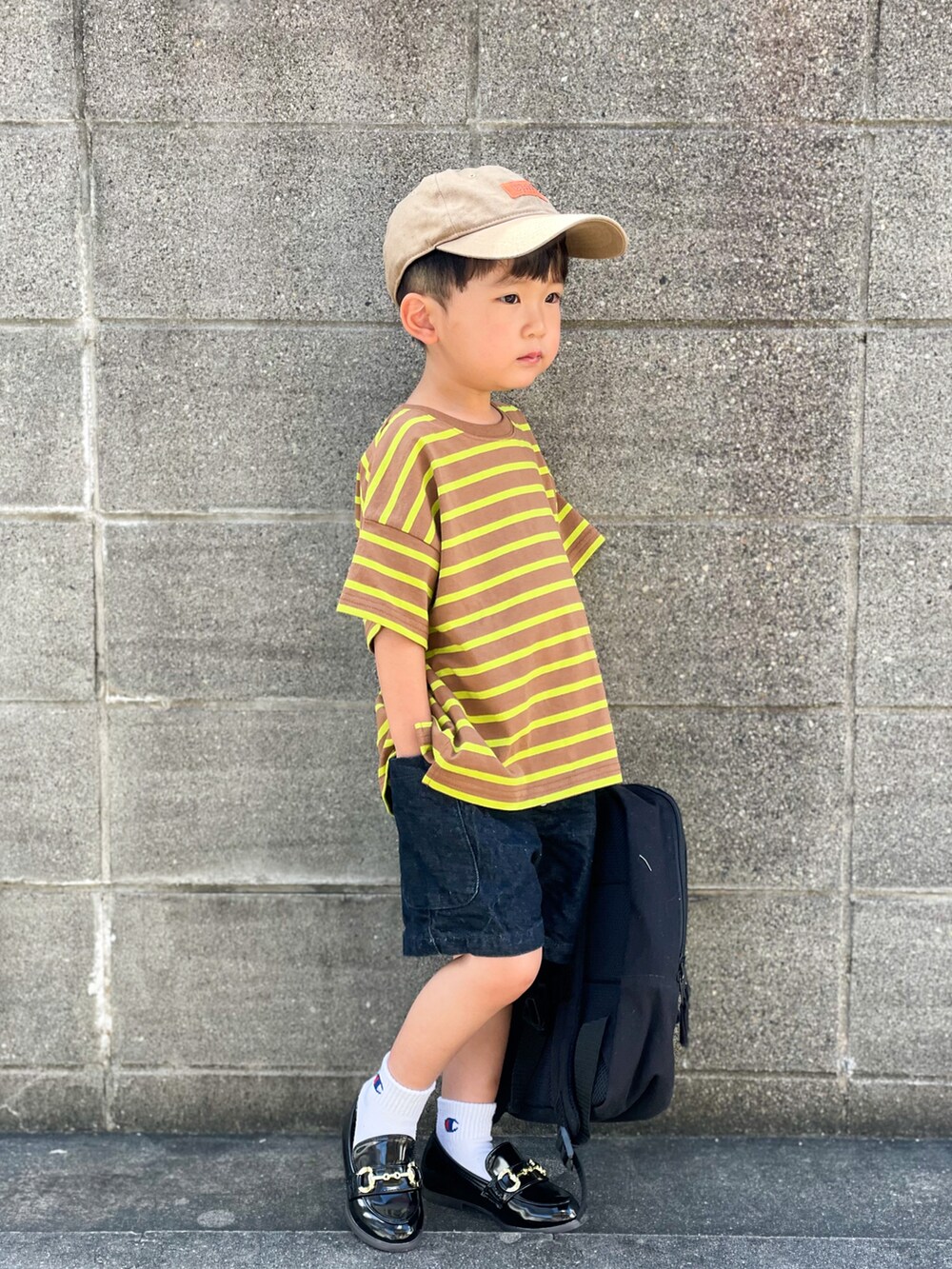 ブラウン系のTシャツ/カットソー、ブルー系のデニムパンツ、ブラック系のローファーを着用したキッズの夏コーディネートの2枚目の写真