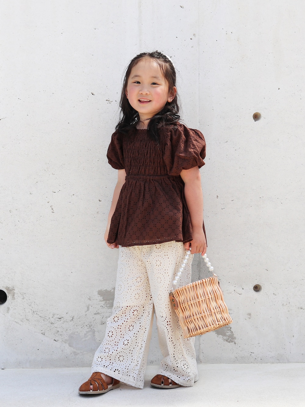 ブラウン系のシャツ/ブラウス、ホワイト系のその他パンツ、イエロー系のサンダルを着用したキッズの夏コーディネートの2枚目の写真