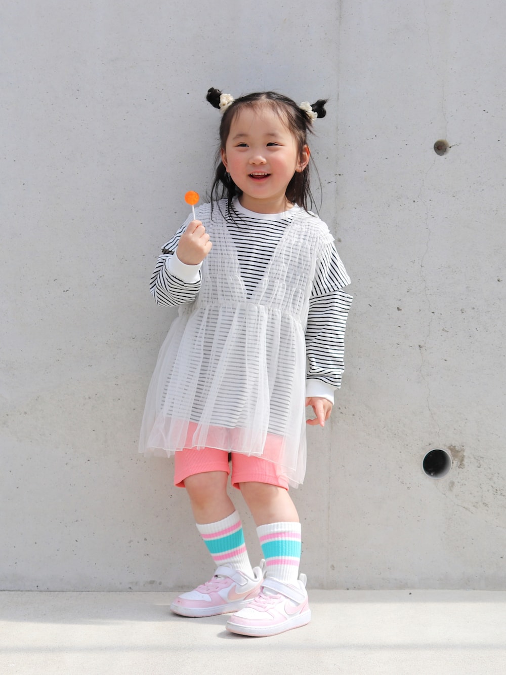 その他のTシャツ/カットソー、ホワイト系のチュニック、ホワイト系のスニーカーを着用したキッズの春コーディネートの4枚目の写真