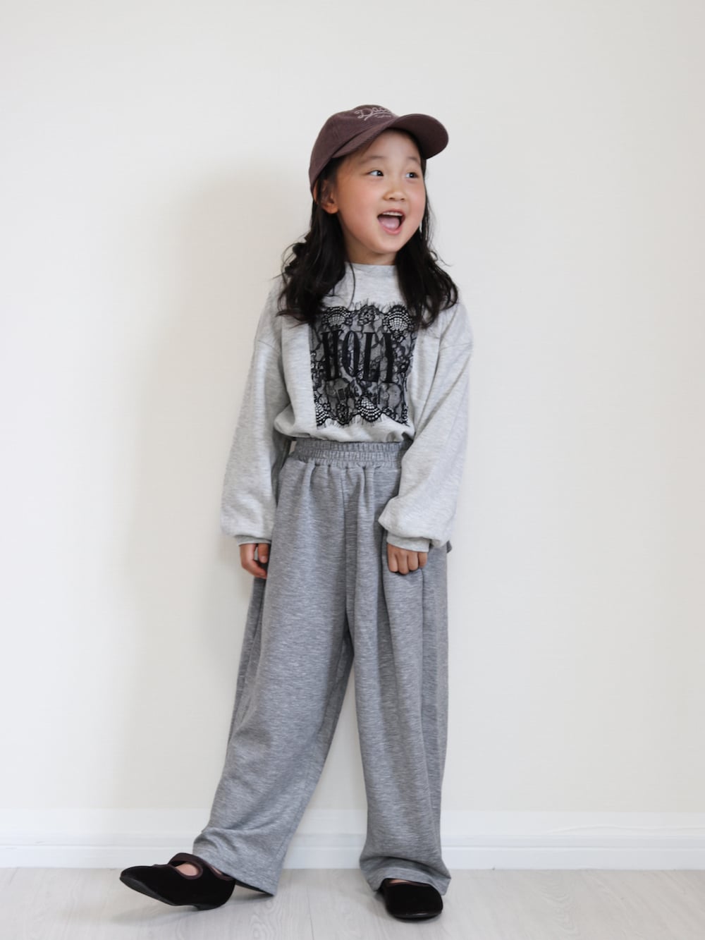 グレー系のTシャツ/カットソー、グレー系のスウェットパンツ、ブラウン系のシューズを着用したキッズの秋コーディネートの3枚目の写真