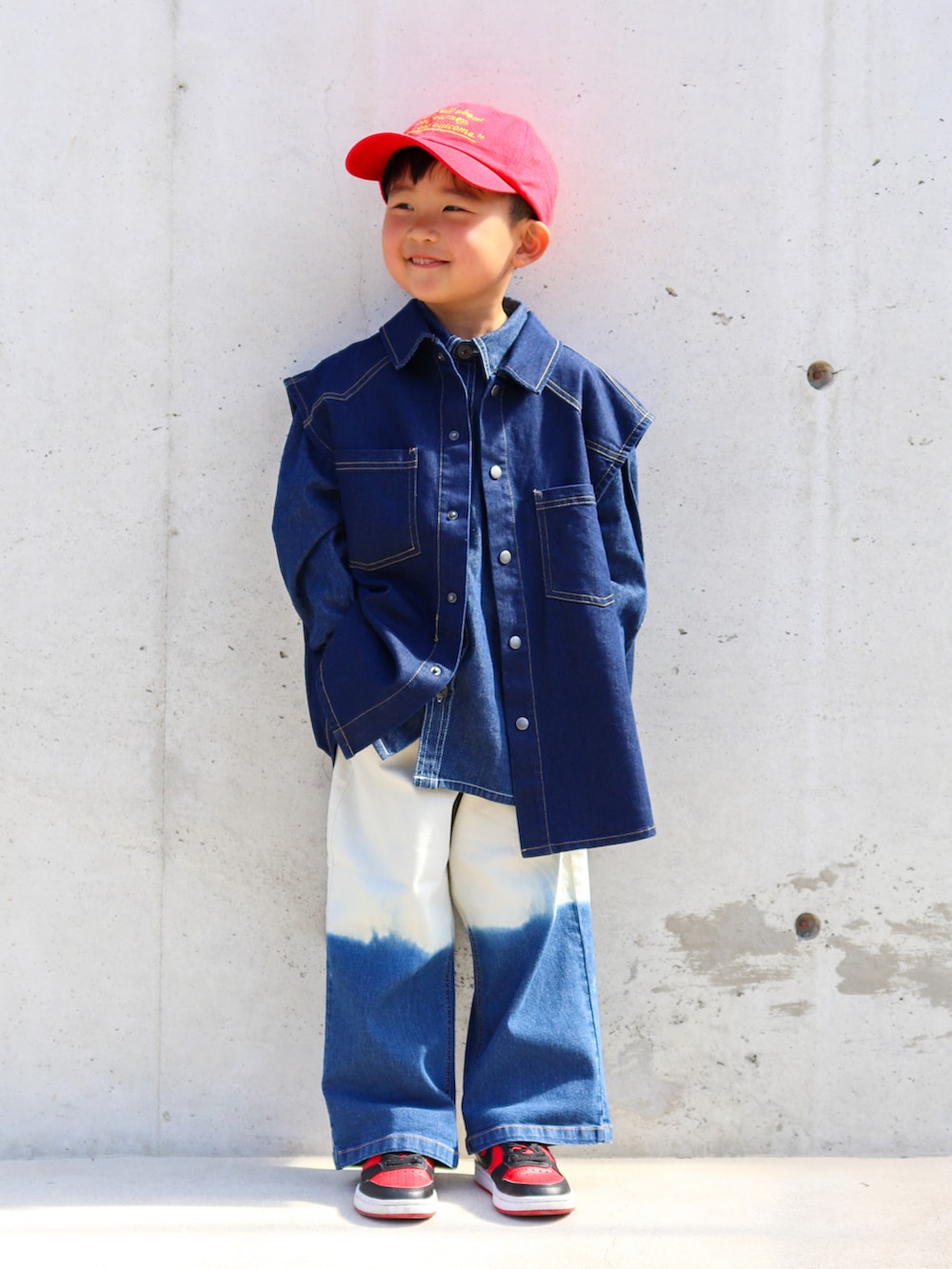 ブルー系のシャツ/ブラウス、ブルー系のベスト、ブルー系のデニムパンツを着用したキッズの春コーディネートの3枚目の写真