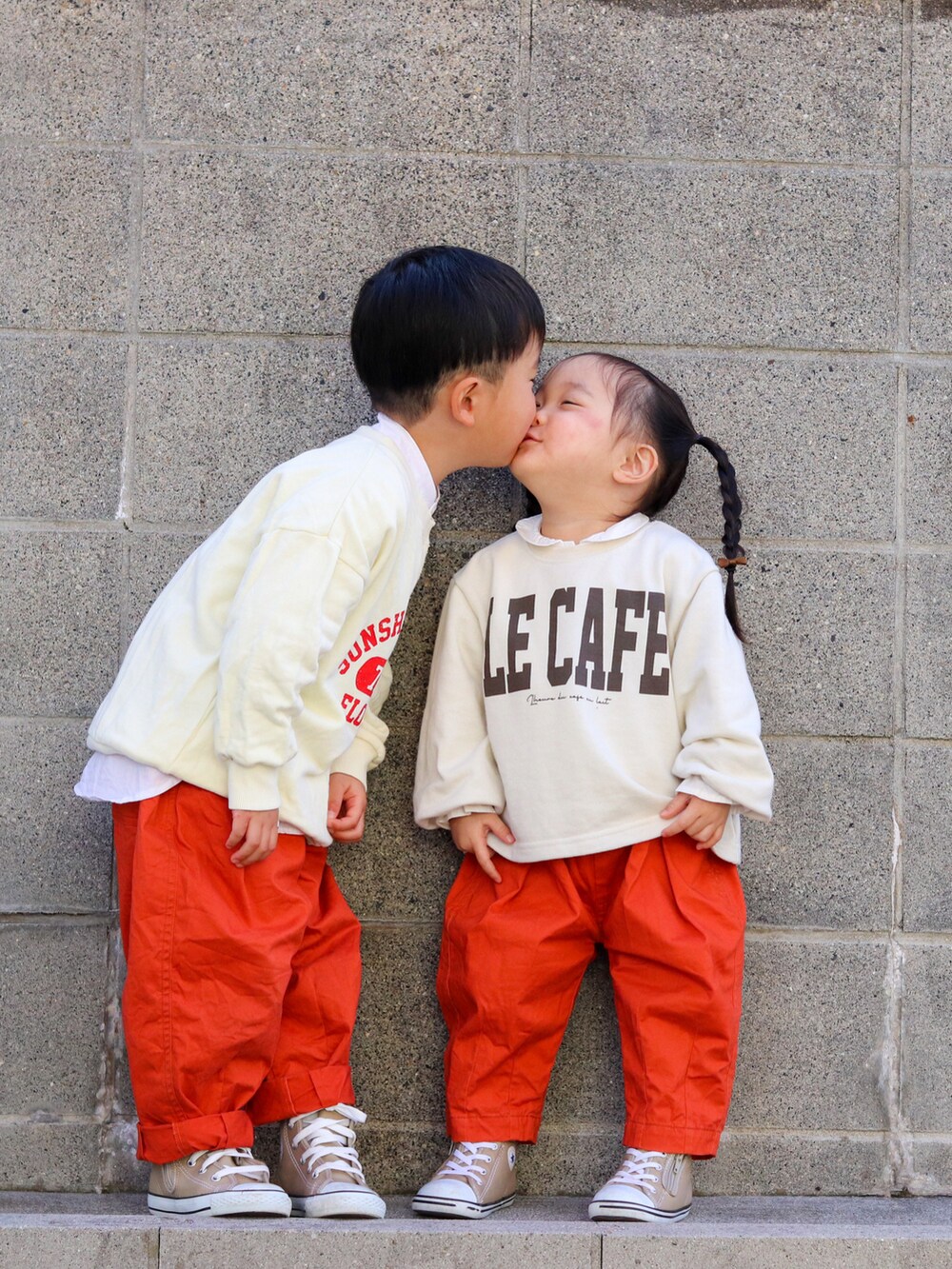 ホワイト系のスウェット、ホワイト系のシャツ/ブラウス、オレンジ系のその他パンツを着用したキッズの冬コーディネートの3枚目の写真