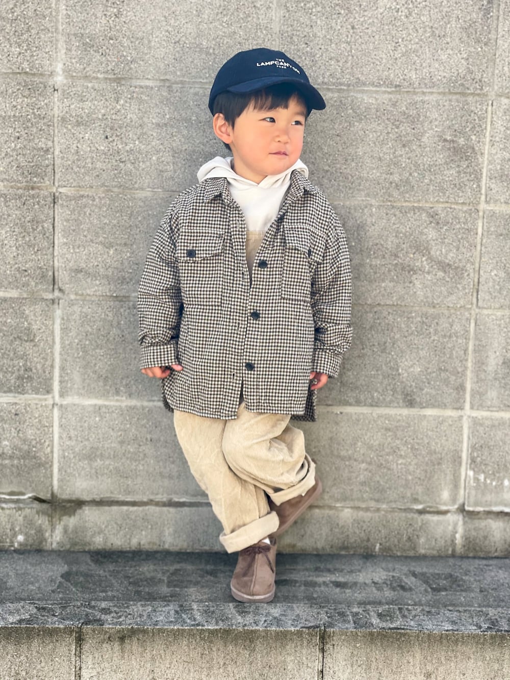 ホワイト系のパーカー、ベージュ系のサロペット/オーバーオール、ベージュ系のシャツ/ブラウスを着用したキッズの秋コーディネートの2枚目の写真