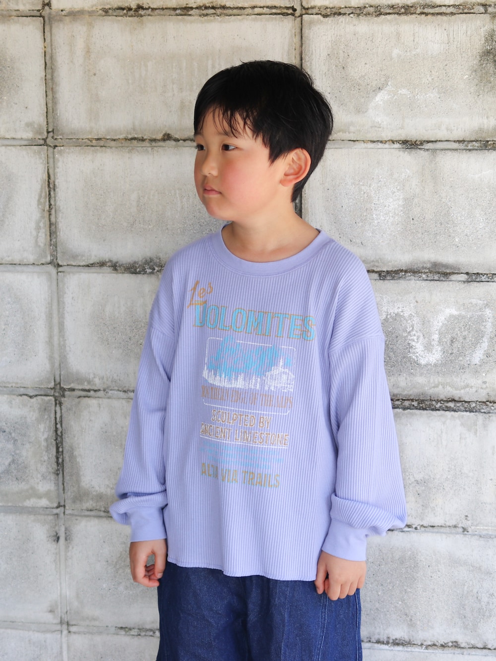 ブルー系のカーゴパンツ、ブルー系のボディバッグ/ウエストポーチ、ベージュ系のサンダルを着用したキッズの春コーディネートの5枚目の写真