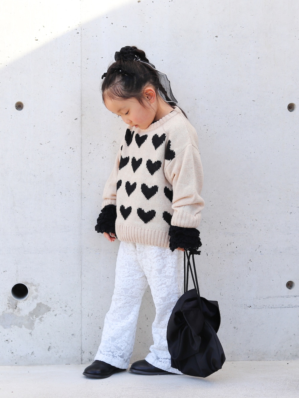 ベージュ系のニット/セーター、ブラック系のTシャツ/カットソー、ホワイト系のその他パンツを着用したキッズの秋コーディネートの2枚目の写真
