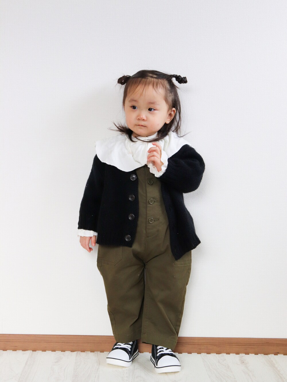 ブラック系のカーディガン/ボレロ、グリーン系のサロペット/オーバーオール、ホワイト系のシャツ/ブラウスを着用したキッズの秋コーディネートの2枚目の写真