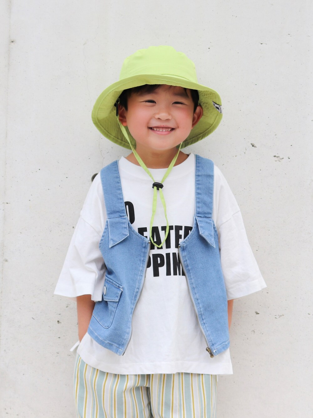 「アウトドアスタイル、夏コーデ、ハット、ベスト、レイヤードスタイル、Tシャツ、カジュアルコーデ、休日スタイル、プチプラ、ロゴT、ナイロンハット、シンプルコーデ、きれいめカジュアル」|「MAKE YOUR DAYの保冷剤が入れられるナイロンハット(ハット、グリーン系)」を使った、yuto@airiさん(キッズ・110cm)の春コーディネートの2枚目の写真