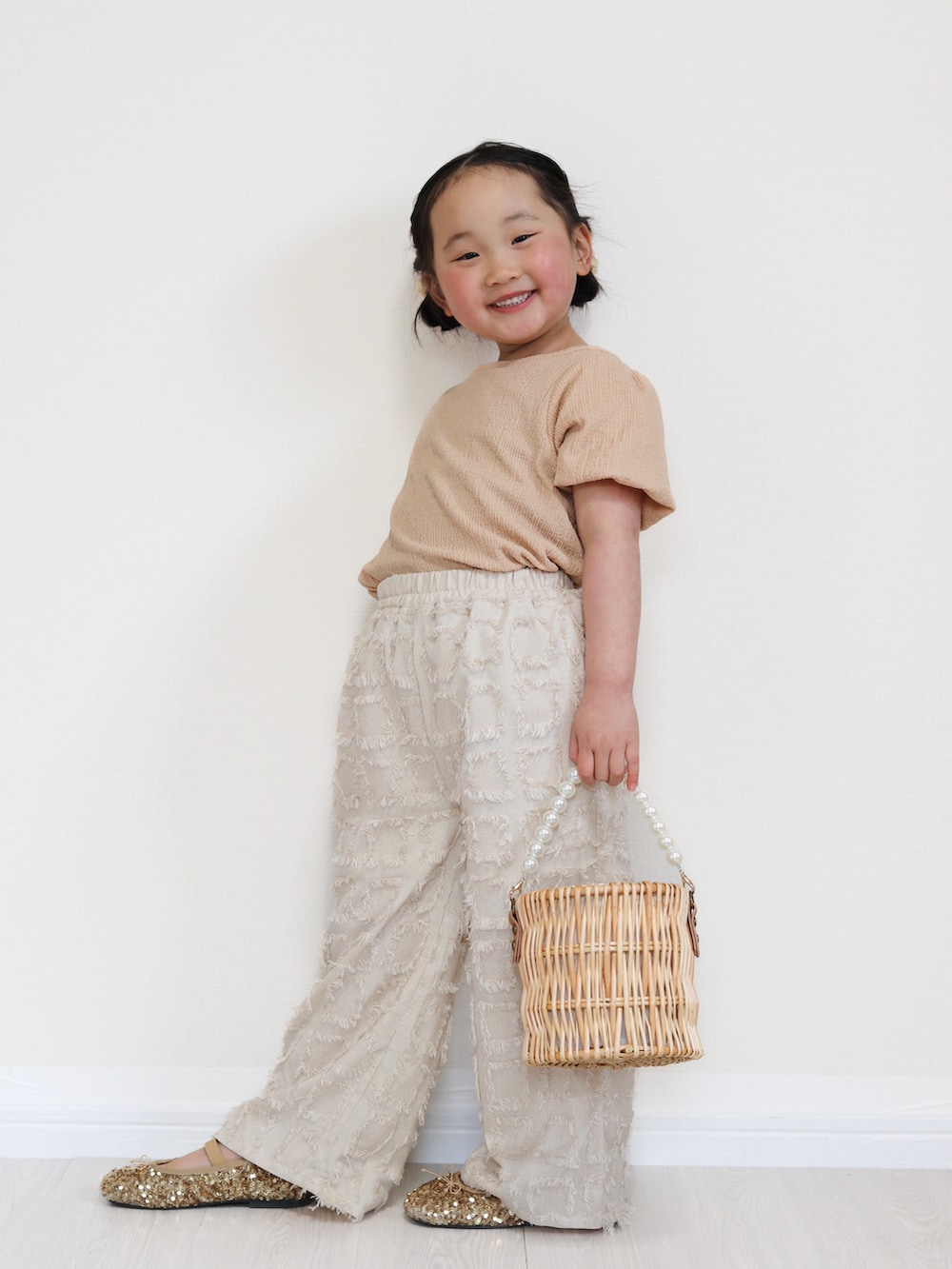 ピンク系のTシャツ/カットソー、ベージュ系のその他パンツ、ブラウン系のタンクトップを着用したキッズの春コーディネートの2枚目の写真