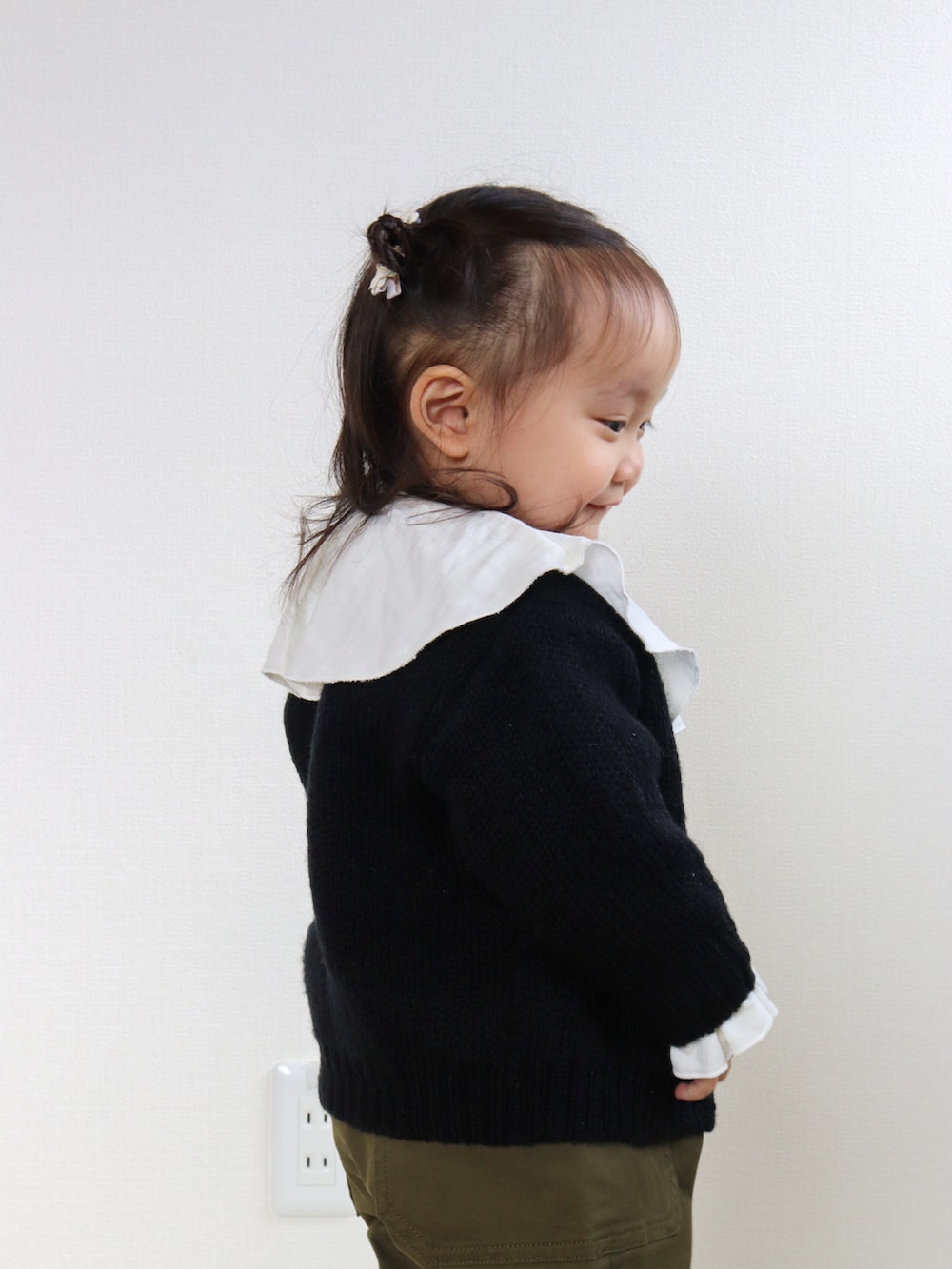 ブラック系のカーディガン/ボレロ、グリーン系のサロペット/オーバーオール、ホワイト系のシャツ/ブラウスを着用したキッズの秋コーディネートの5枚目の写真