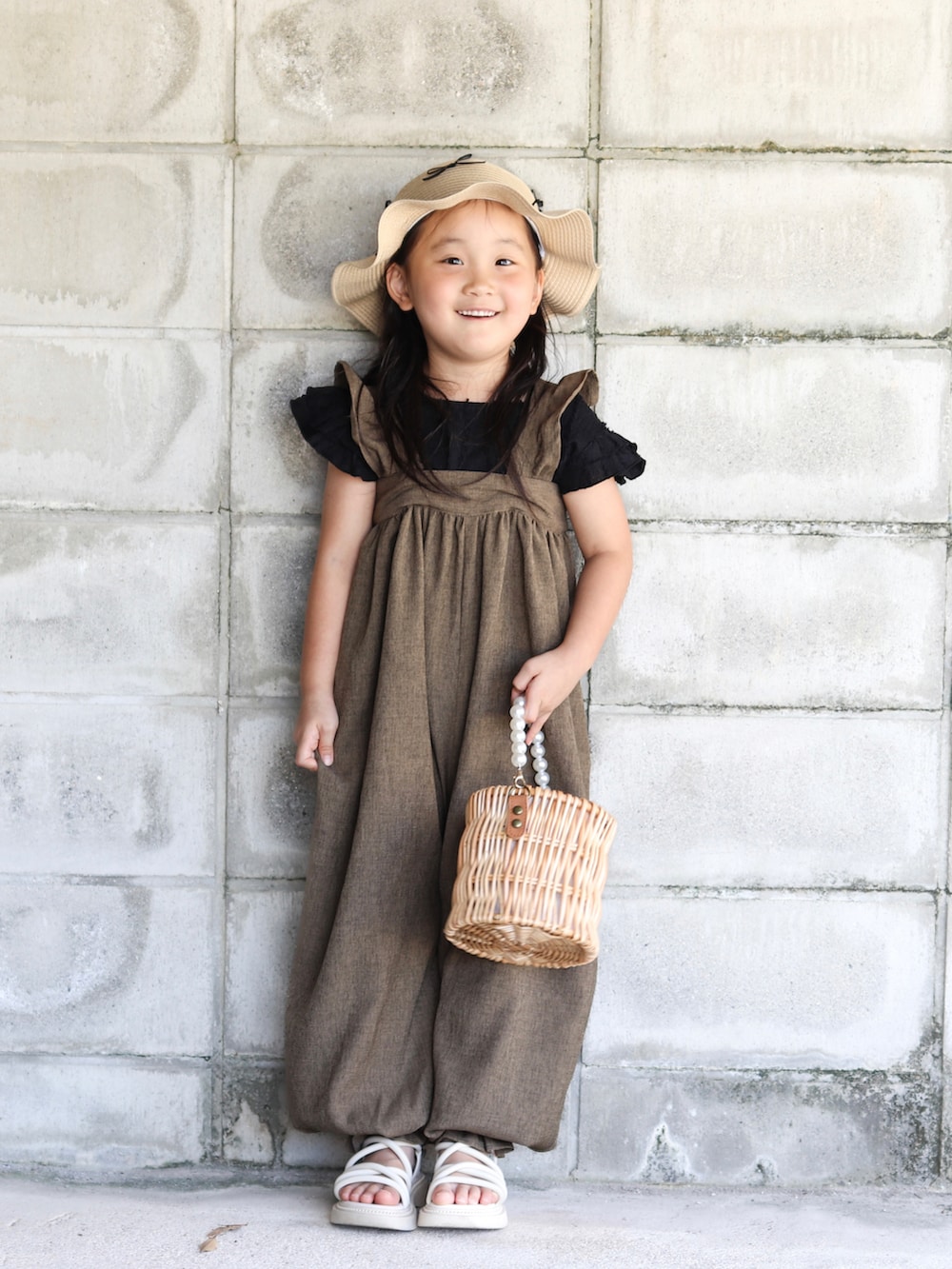 ブラック系のシャツ/ブラウス、ブラウン系のサロペット/オーバーオール、その他のかごバッグを着用したキッズの夏コーディネートの2枚目の写真