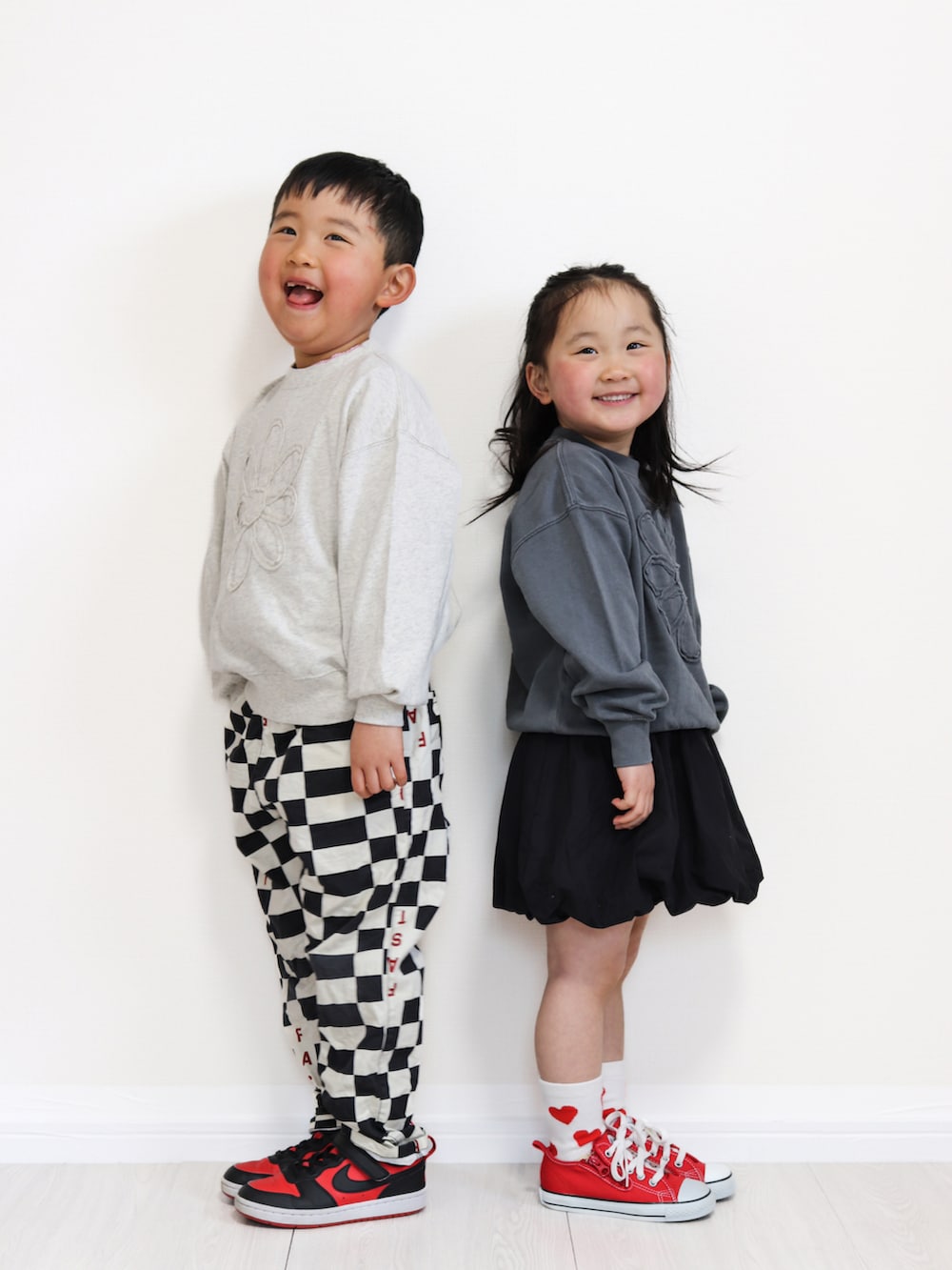 ホワイト系のスウェット、グレー系のスウェット、その他のその他パンツを着用したキッズの春コーディネートの2枚目の写真