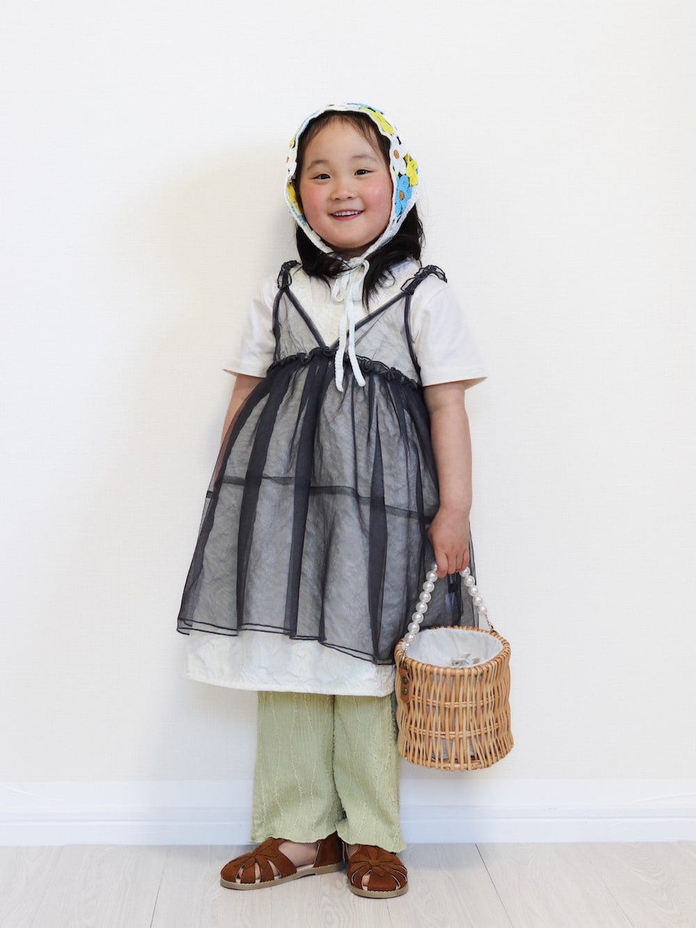 ホワイト系のワンピース、ホワイト系のTシャツ/カットソー、グレー系のTシャツ/カットソーを着用したキッズの春コーディネートの2枚目の写真
