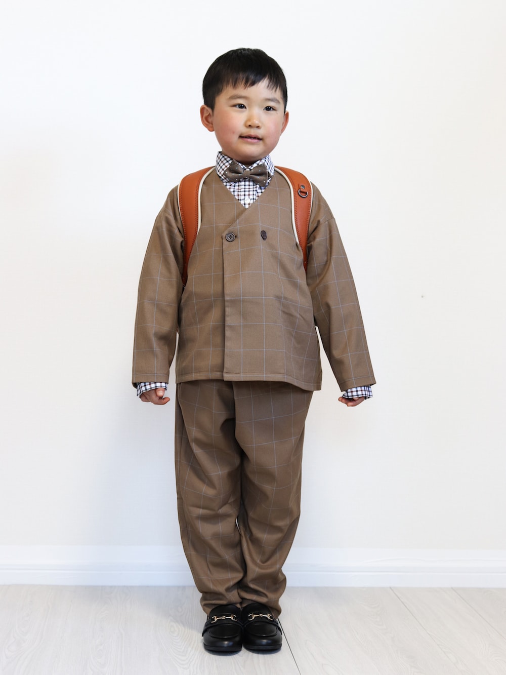 その他のスーツセット、ブラウン系のシャツ/ブラウス、ブラウン系の蝶ネクタイを着用したキッズの春コーディネートの2枚目の写真