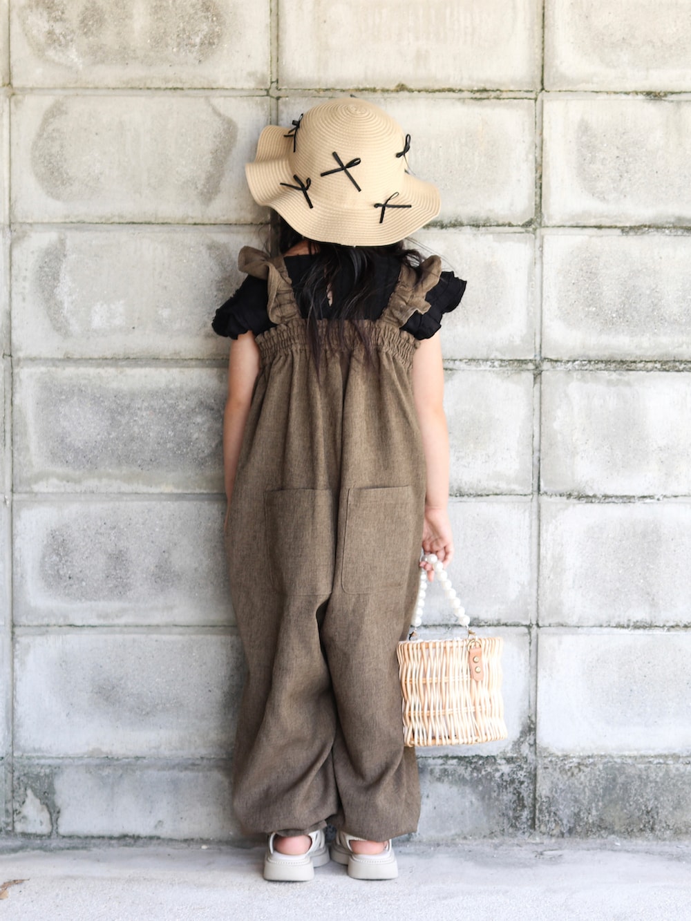 ブラック系のシャツ/ブラウス、ブラウン系のサロペット/オーバーオール、その他のかごバッグを着用したキッズの夏コーディネートの4枚目の写真