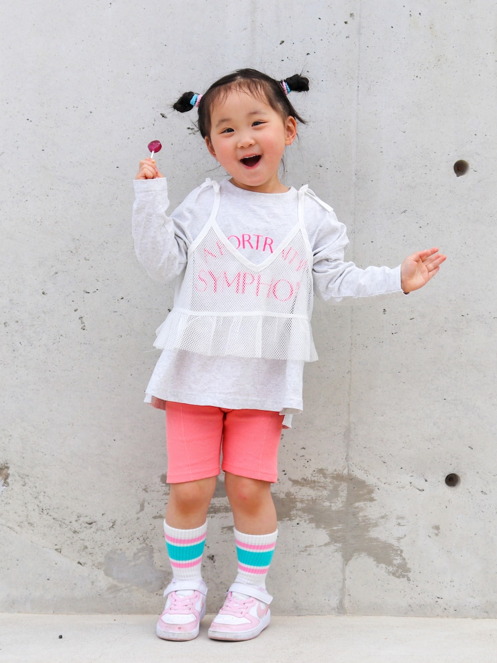 グレー系のTシャツ/カットソー、ホワイト系のキャミソール、ホワイト系のスニーカーを着用したキッズの春コーディネートの2枚目の写真